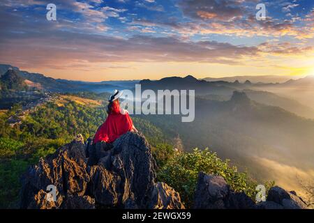 Schönes Mädchen sitzt auf Sonnenaufgang Aussichtspunkt in Ja Bo Dorf, Mae hong son Provinz, Thailand. Stockfoto