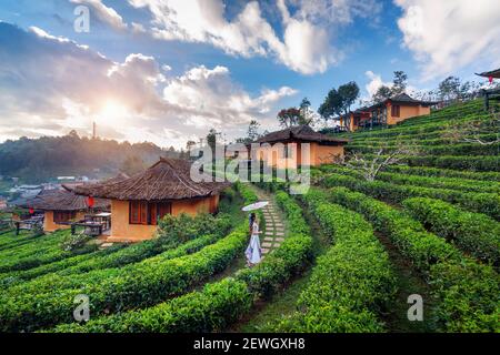 Asiatische Frau in chinesischer Tracht in Ban Rak thai Dorf in mae hong Son Provinz, Thailand Stockfoto