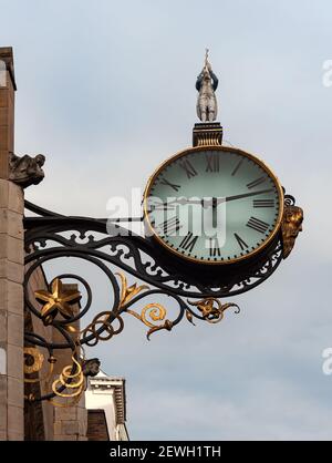 YORK, YORKSHIRE, Großbritannien - 14. MÄRZ 2010: Kunstvolle öffentliche Uhr in der St. Martin-le-Grand Kirche in der Coney Street Stockfoto