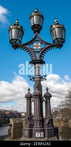 YORK, YORKSHIRE, Großbritannien - 14. MÄRZ 2010: Verzierte Vintage-gusseiserne Lampen auf der Lendal Bridge Stockfoto