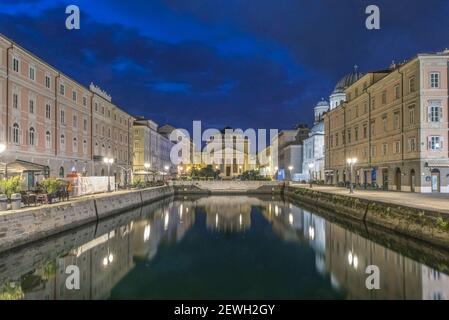 Blick auf den Canale Grande bei Nacht beleuchtet, Triest, Italien. Stockfoto