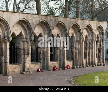 YORK, NORTH YORKSHIRE, Großbritannien - 14. MÄRZ 2010: Mittelalterliche Steinbögen im Deans Park, die eine Gedenkstätte für den Krieg der 2. British Division beherbergen Stockfoto