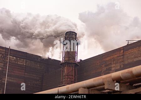 Schädliche Emissionen von Rohren bei der Verarbeitung von Eisenerz. Stockfoto