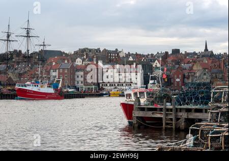 WHITBY, NORTH YORKSHIRE, UK - 15. MÄRZ 2010: Blick auf Boote im Hafen mit Krabben und Hummertöpfen am Kai Stockfoto