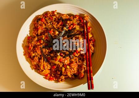 Ein hausgemachtes Gericht aus gebratenem Kimchi-Reis mit Omipork, einem pflanzlichen Fleischersatz in seiner Form ‘Hackfleisch’. Stockfoto