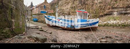 STAITHES, NORTH YORKSHIRE, UK - 16. MÄRZ 2010: Panoramasicht auf kleine Fischerboote in Roxy Beck bei Low Tide Stockfoto