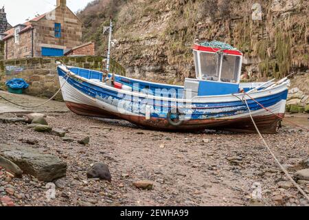 STAITHES, NORTH YORKSHIRE, UK - 16. MÄRZ 2010: Blick auf kleine Fischerboote in Roxy Beck bei Low Tide Stockfoto