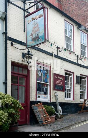 ROBIN HOOD'S BAY, NORTH YORKSHIRE, UK - 16. MÄRZ 2010: Außenansicht des Ye Dolphin Pub im Dorf mit Schild Stockfoto