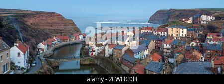 STAITHES, NORTH YORKSHIRE, UK - 16. MÄRZ 2010: Panoramablick auf Roxy Beck, Dorf und Hafen in der Abenddämmerung Stockfoto