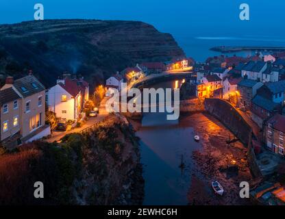 STAITHES, NORTH YORKSHIRE, UK - 16. MÄRZ 2010: Blick auf Roxy Beck und Dorf bei Nacht Stockfoto