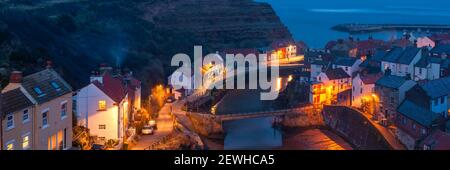 STAITHES, NORTH YORKSHIRE, UK - 16. MÄRZ 2010: Panoramablick auf Roxy Beck und Dorf bei Nacht Stockfoto