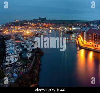 WHITBY, NORTH YORKSHIRE, UK - 17. MÄRZ 2010: Blick auf die Stadt und Marina von der Brücke über den Fluss Esk am A171 in der Nacht Stockfoto