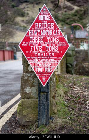 GOATHLAND, NORTH YORKSHIRE, UK - 17. MÄRZ 2010: Schild an der Brücke gleich außerhalb der Goathland Station auf der North Yorkshire Moors Railway Line Stockfoto