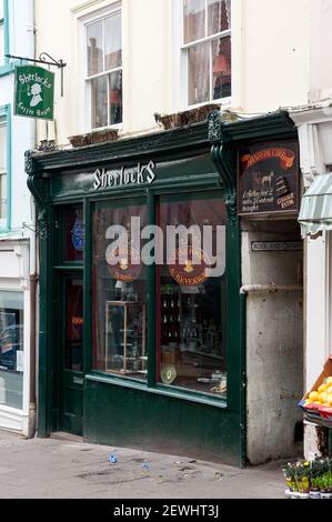 WHITBY, NORTH YORKSHIRE, Großbritannien - 18. MÄRZ 2010: Sherlocks, ein hübsches Café in der Stadt, das sich mit Sherlock Holmes dreht Stockfoto