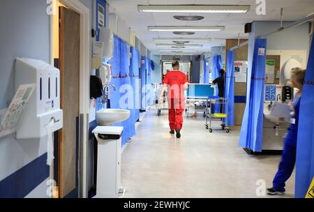 Aktenfoto vom 03/10/14 einer NHS-Krankenhausabteilung. Schatzkanzler Rishi Sunak wird später sein Budget im Unterhaus abgeben. Ausgabedatum: Mittwoch, 3. März 2021. Stockfoto