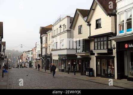 Aktenfoto vom 5/11/2020 einer leeren Hauptstraße in Guilford, Surrey. Schatzkanzler Rishi Sunak wird später sein Budget im Unterhaus abgeben. Ausgabedatum: Mittwoch, 3. März 2021. Stockfoto