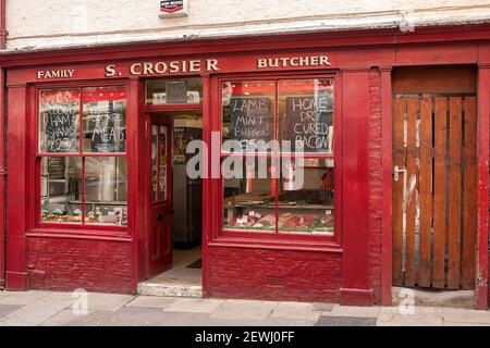 BRIDLINGTON, NORTH YORKSHIRE, Großbritannien - 19. MÄRZ 2010: Ziemlich traditionelle Metzgerei in der Altstadt von Bridlington Stockfoto