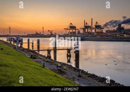 Industrielle Landschaft Szene bei Sonnenuntergang. Eisenerzhafen in der Stahlfabrik in IJmuiden. Niederlande. Stockfoto