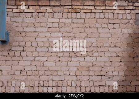 Die Backsteinmauer des Gebäudes ist aus weißem Ziegel. Stockfoto