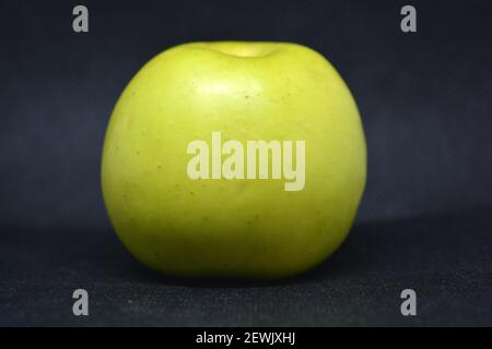 Großer grüner süßer Apfel auf schwarzem Hintergrund. Stockfoto