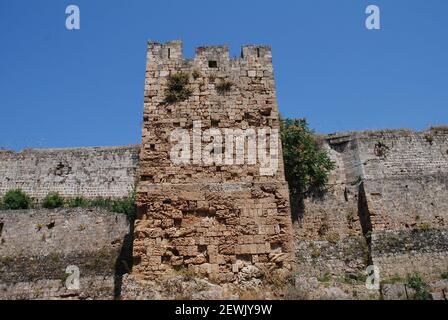 Die mittelalterliche Festungsmauer rund um die Altstadt auf der griechischen Insel Rhodos. Stockfoto