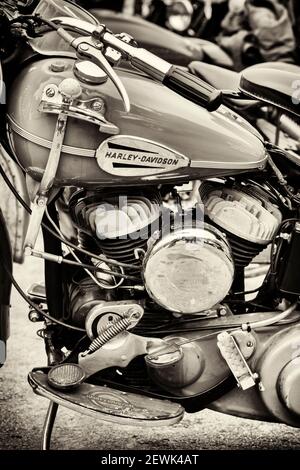 1946 Vintage Harley Davidson Motorrad bei einem Prescott Hill Climb Event. Gloucestershire, England. Sepia-Ton Stockfoto