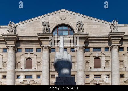 Mailand. Maurizio Cattelan Mittelfinger piazza affariMidnight Palace, Sitz der italienischen Börse Stockfoto