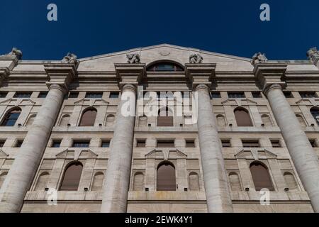 Mailand. Maurizio Cattelan Mittelfinger piazza affariMidnight Palace, Sitz der italienischen Börse Stockfoto