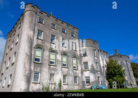 Haverfordwest, Wales, UK, August 28, 2016 : Picton Castle in Pembrokeshire, ein normannisches Fort aus dem 13th. Jahrhundert mit einer georgischen Front und ist eine Popula Stockfoto