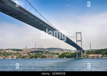 Die Bosporusbrücke verbindet die asiatische Seite mit der europäischen Side in Istanbul Stockfoto