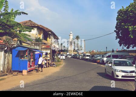 Galle, Sri Lanka - 10. JANUAR 2017: Schöne Aussicht auf den alten Leuchtturm am Ufer des Ozeans Stockfoto