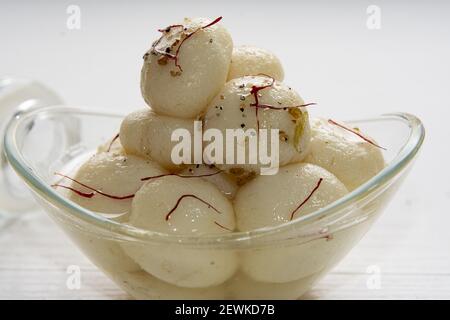 Traditionelle appetitliche kugelförmige Knödel von Rasagulla Dessert in leichtem Zucker Sirup Stockfoto