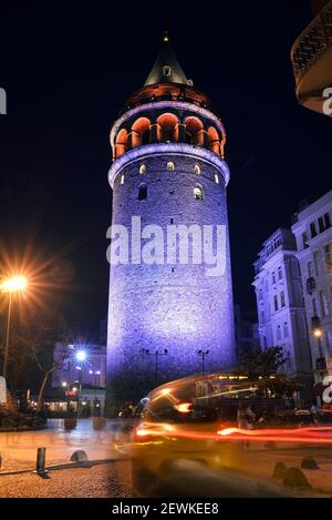 Blick auf den Galata Turm im historischen Viertel in Istanbul bei Nacht Stockfoto