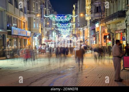 ISTANBUL, TÜRKEI - 2. MAI 2017: Istiklal Street ist eine der berühmtesten Straßen der Stadt bei Nacht Stockfoto