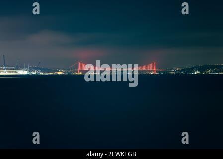 Die Bosporus-Brücke bei Nacht in Istanbul Stockfoto
