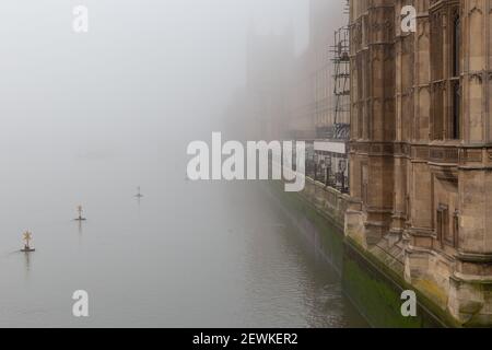 London, Großbritannien. März 2021, 03rd. London, Großbritannien, 3. März 2021. Westminster deckt sich in tiefem Nebel als der Kanzler, Rishi Sunak präsentiert sein Budget dem Parlament später heute inmitten der anhaltenden Coronavirus-Krise. Quelle: Dominika Zarzycka/Alamy Live News Stockfoto