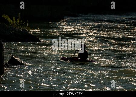 Ein Kayaker schwimmt auf goldenem grünem Wasser im Snake River, Jackson Hole, WY, 17/07/22. Stockfoto