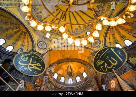 Istanbul, Türkei - 5. Mai 2017: Die Hagia Sophia war eine griechisch-orthodoxe christliche Patriarchalbasilika, später eine kaiserliche Moschee und heute ein Museum. Stockfoto