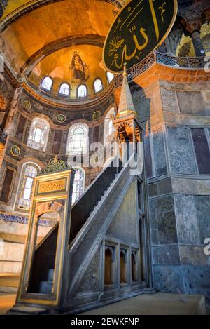 Istanbul, Türkei - 5. Mai 2017: Die Hagia Sophia war eine griechisch-orthodoxe christliche Patriarchalbasilika, später eine kaiserliche Moschee und heute ein Museum. Stockfoto