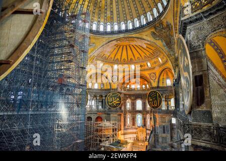 Istanbul, Türkei - 5. Mai 2017: Die Hagia Sophia war eine griechisch-orthodoxe christliche Patriarchalbasilika, später eine kaiserliche Moschee und heute ein Museum. Stockfoto