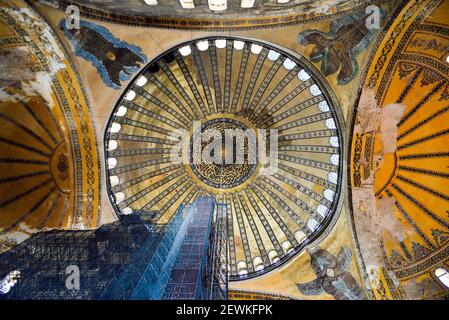 Istanbul, Türkei - 5. Mai 2017: Die Hagia Sophia war eine griechisch-orthodoxe christliche Patriarchalbasilika, später eine kaiserliche Moschee und heute ein Museum. Stockfoto