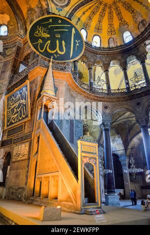 Istanbul, Türkei - 5. Mai 2017: Die Hagia Sophia war eine griechisch-orthodoxe christliche Patriarchalbasilika, später eine kaiserliche Moschee und heute ein Museum. Stockfoto