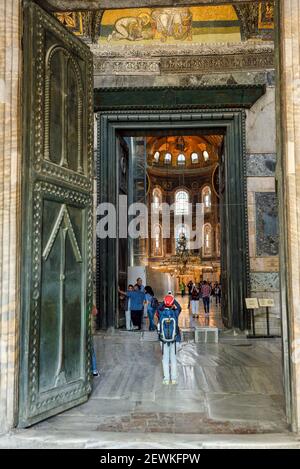 Istanbul, Türkei - 5. Mai 2017: Die Hagia Sophia war eine griechisch-orthodoxe christliche Patriarchalbasilika, später eine kaiserliche Moschee und heute ein Museum. Stockfoto