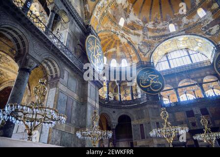 Istanbul, Türkei - 5. Mai 2017: Die Hagia Sophia war eine griechisch-orthodoxe christliche Patriarchalbasilika, später eine kaiserliche Moschee und heute ein Museum. Stockfoto