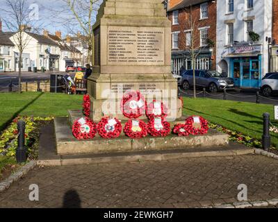 Mohnkränze am Fuße des Kriegsdenkmals in Olney Buckinghamshire, Großbritannien, zum Gedenken an die Verlorenen in den Jahren WW1 und WW2 Stockfoto