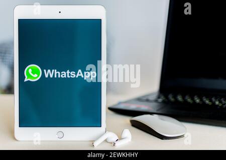 BEER SHEVA, ISRAEL - 20. DEZEMBER 2020: Unveränderte Einzelaufnahme der Whatsapp Mobile Anwendung auf dem Tablet-Bildschirm. Stockfoto