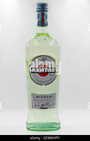 KIEW, UKRAINE - 21. NOVEMBER 2020: Martini Bianco Flasche Closeup, ein berühmter italienischer Wermut, ist der viertstärkste alkoholische Markenproduk der Welt Stockfoto