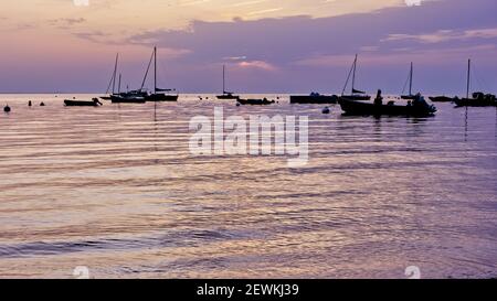 Sonnenaufgang über dem Meer mit Silhouetten von Booten in Noirmoutier Insel, Frankreich. Dramatischer Morgenhimmel. Stockfoto