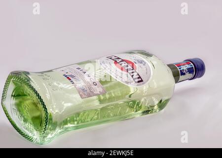 KIEW, UKRAINE - 21. NOVEMBER 2020: Martini Bianco Flasche Closeup, ein berühmter italienischer Wermut, ist der viertstärkste alkoholische Markenproduk der Welt Stockfoto