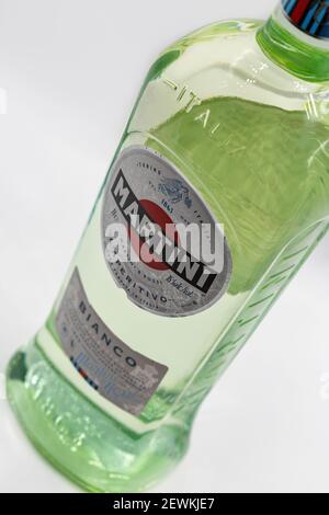 KIEW, UKRAINE - 21. NOVEMBER 2020: Martini Bianco Flaschenetikett Closeup, ein berühmter italienischer Wermut, ist die viertstärkste alkoholische Marke der Welt Stockfoto